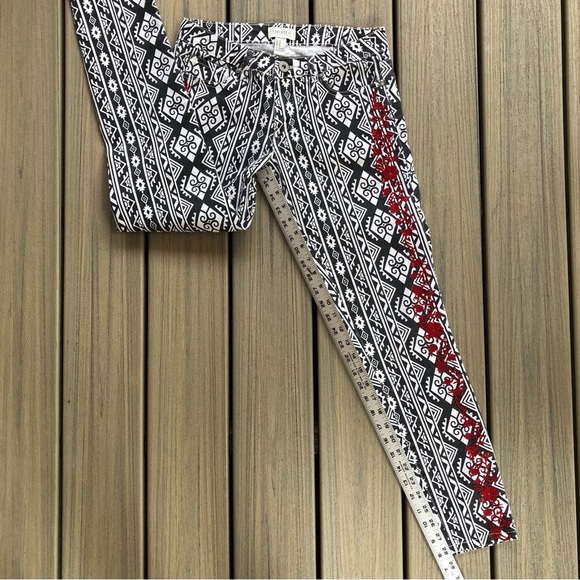 Forever 21 Premium Denim Black & White w/Red Embroidery on Aztec Design Size 26 - Picture 4 of 8